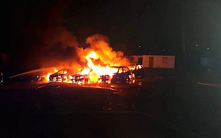 Cztery auta spłonęły w pożarze warsztatu. Ogień gasiło 14 zastępów straży pożarnej